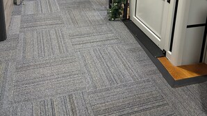 A hotel corridor with a carpeted floor, a glass elevator, and a Christmas decoration. - Hotel Port Aux Basques (Channel-Port aux Basques)