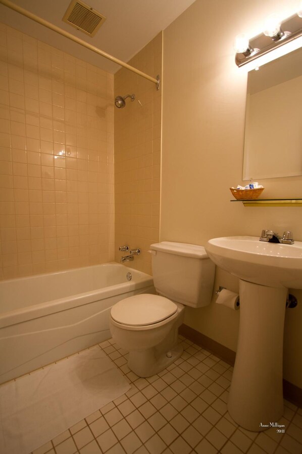 Un baño con bañera, inodoro y lavabo.