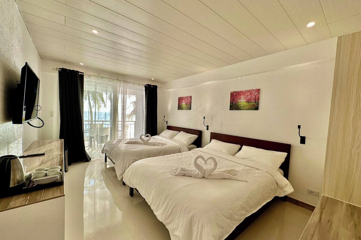Kamar Double Premier, 2 Tempat Tidur Queen, balkon, pemandangan laut | Minibar, brankas, tirai kedap cahaya, dan seprai linen