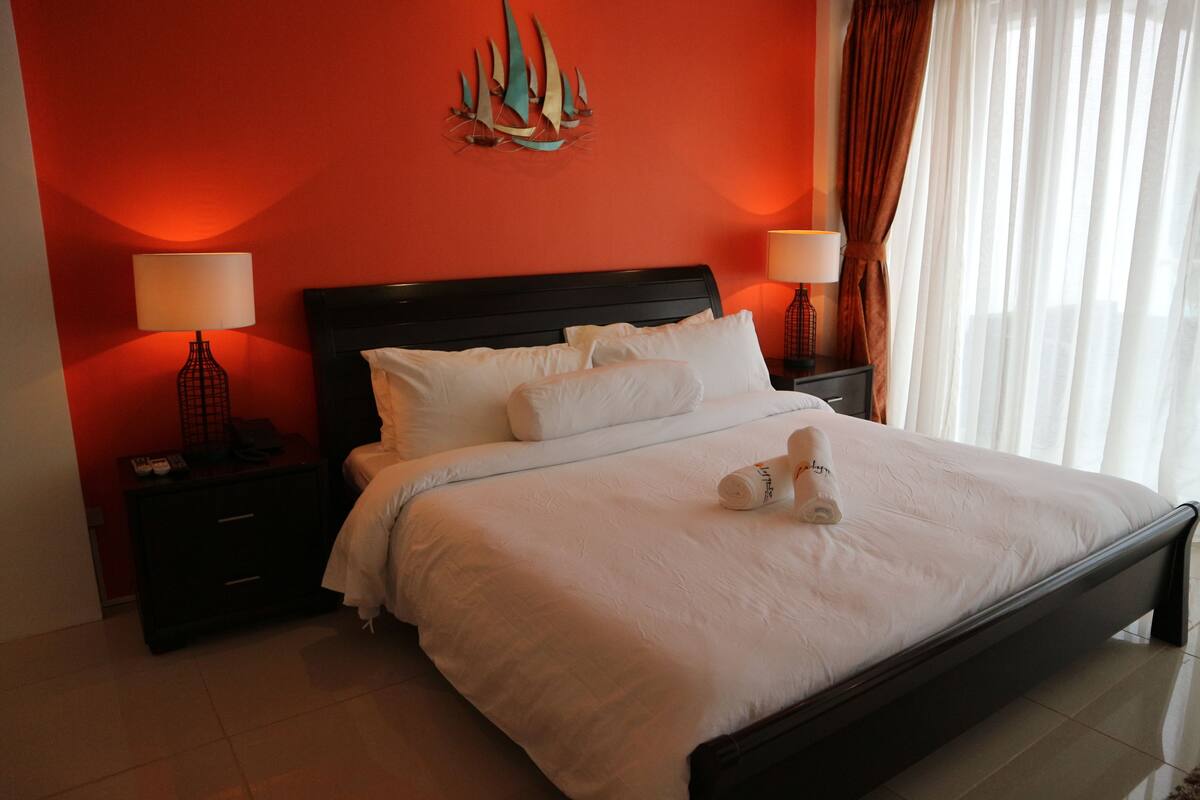 Suite Deluks, 1 Tempat Tidur King | Minibar, brankas, tirai kedap cahaya, dan seprai linen