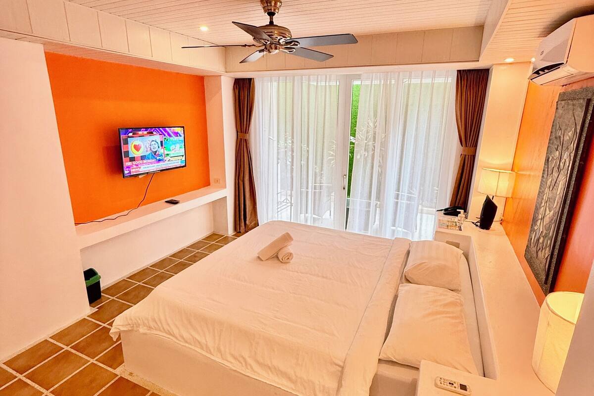 Kamar Superior | Minibar, brankas, tirai kedap cahaya, dan seprai linen