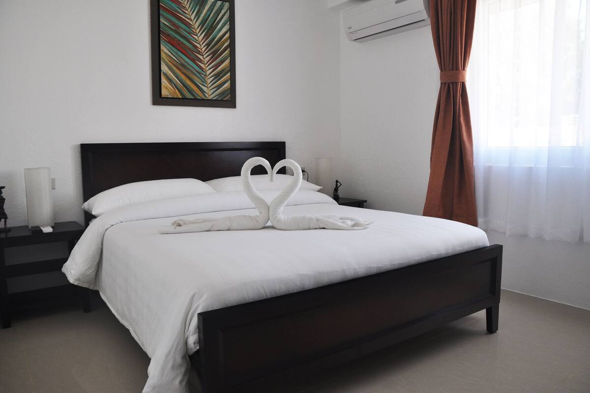Kamar Standar | Minibar, brankas, tirai kedap cahaya, dan seprai linen