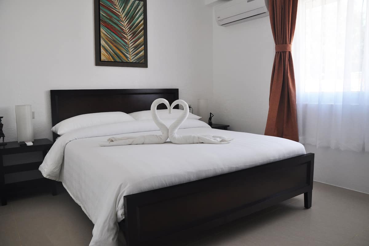 Standard Room | Minibar, in-room safe, blackout drapes, bed sheets
