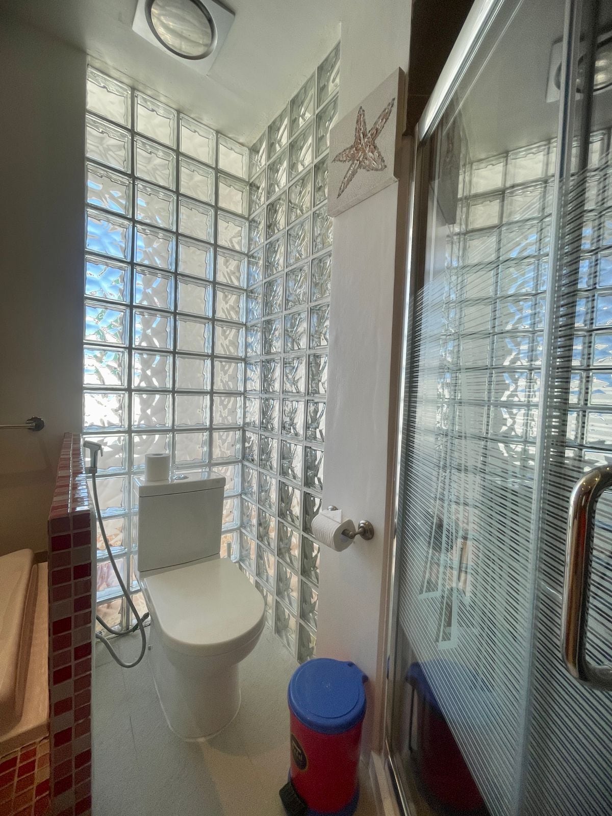 triple room | bathroom | separate bathtub and shower, rainfall showerhead, free toiletries