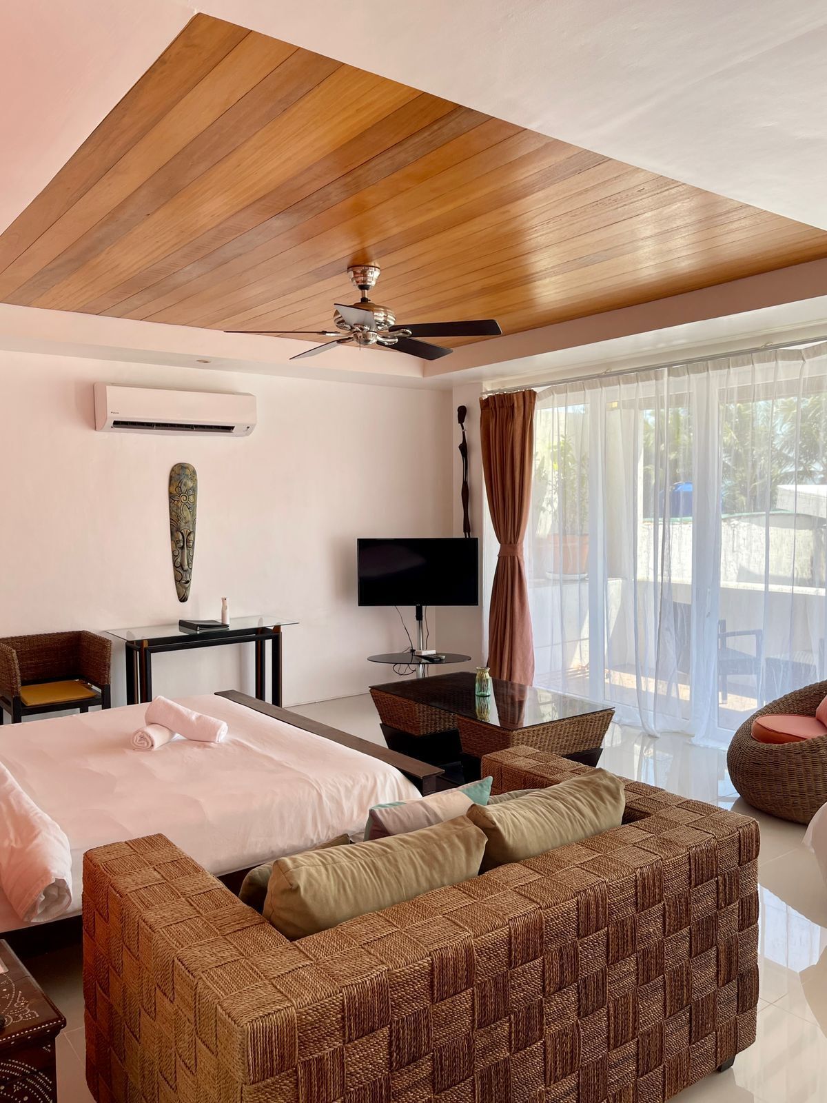 triple room | minibar, in-room safe, blackout curtains, bed sheets