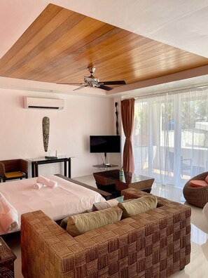 Trippelrum | Minibar, värdeförvaringsskåp på rummet och mörkläggningsgardiner