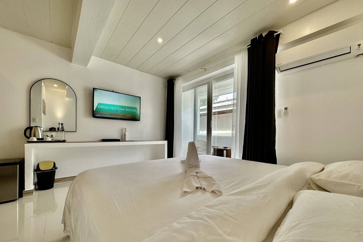 Kamar Junior | Minibar, brankas, tirai kedap cahaya, dan seprai linen