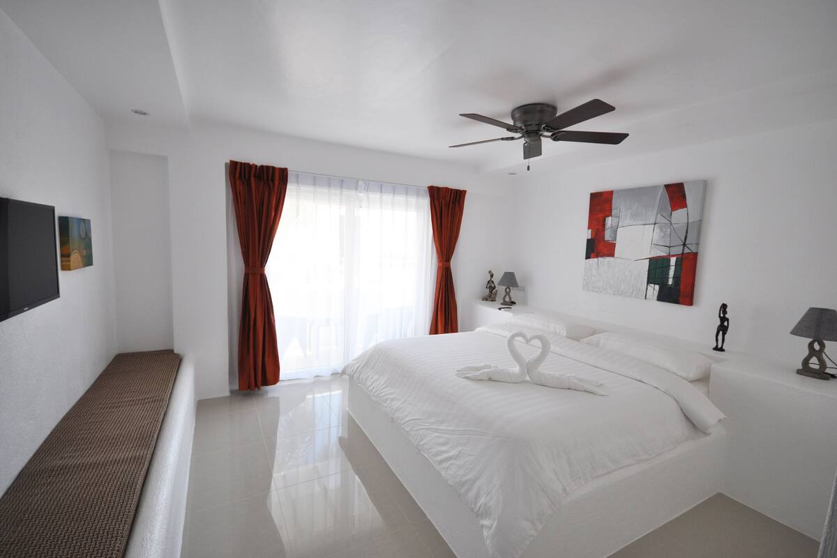 Kamar Deluks | Minibar, brankas, tirai kedap cahaya, dan seprai linen