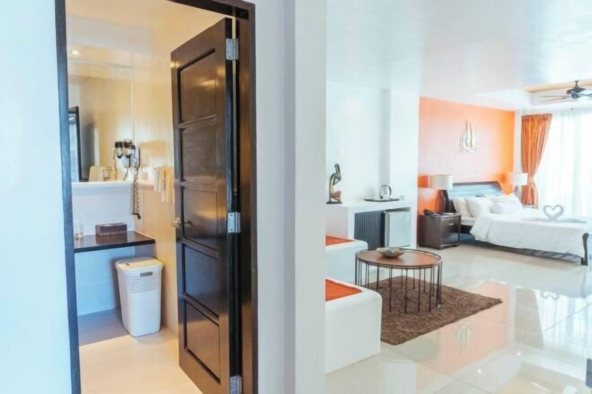 Minibar, brankas, tirai kedap cahaya, dan seprai linen