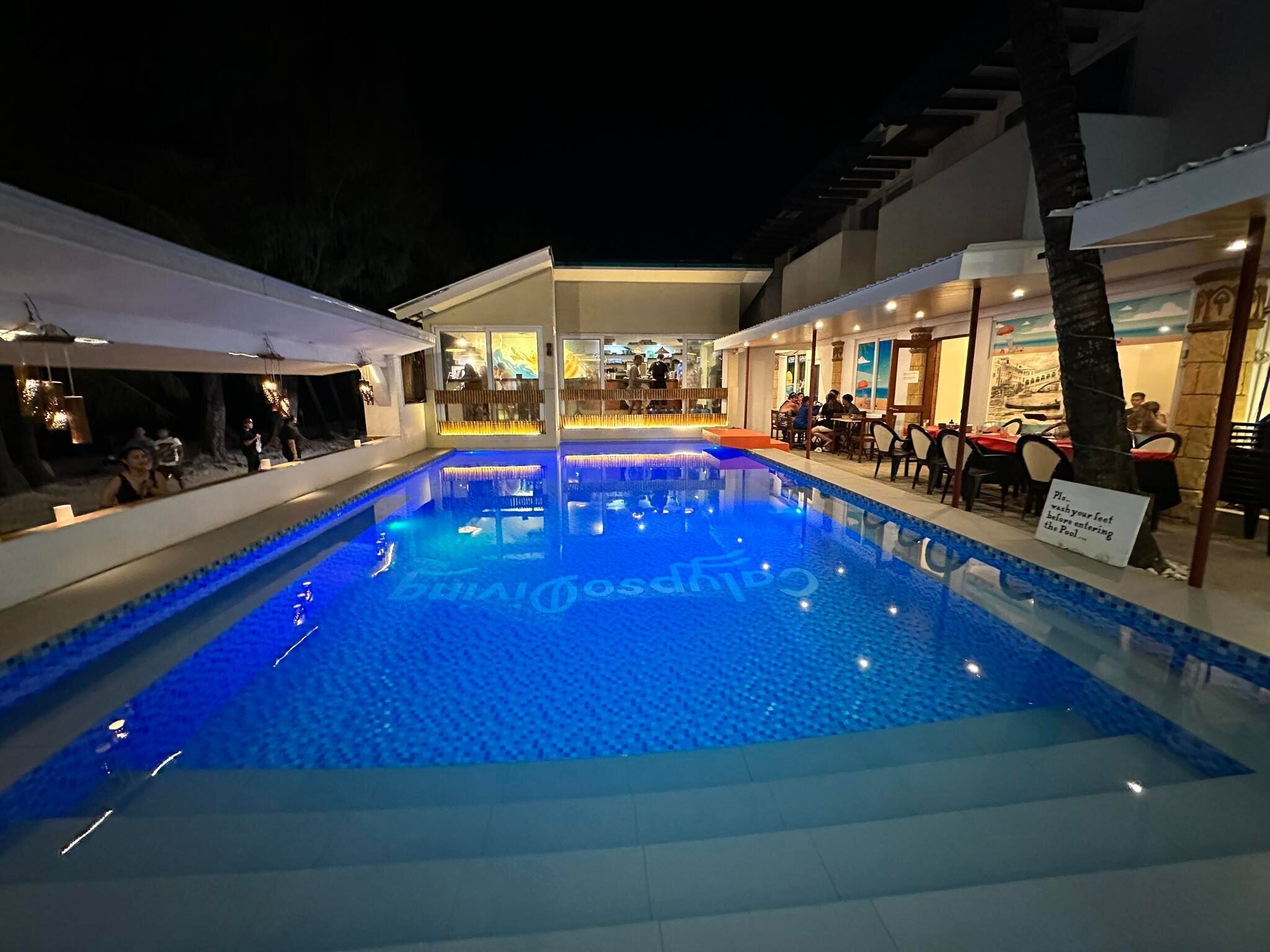 outdoor pool, open 7:00 am to 10:00 pm, pool loungers