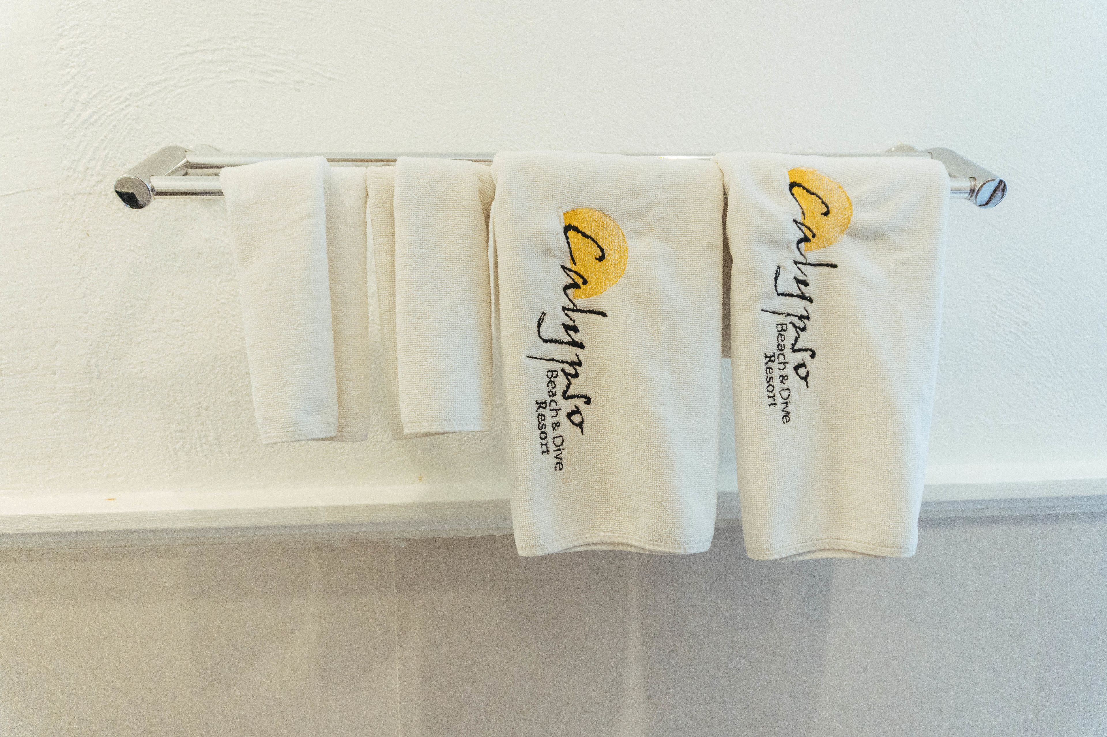 deluxe room | bathroom | separate bathtub and shower, rainfall showerhead, free toiletries