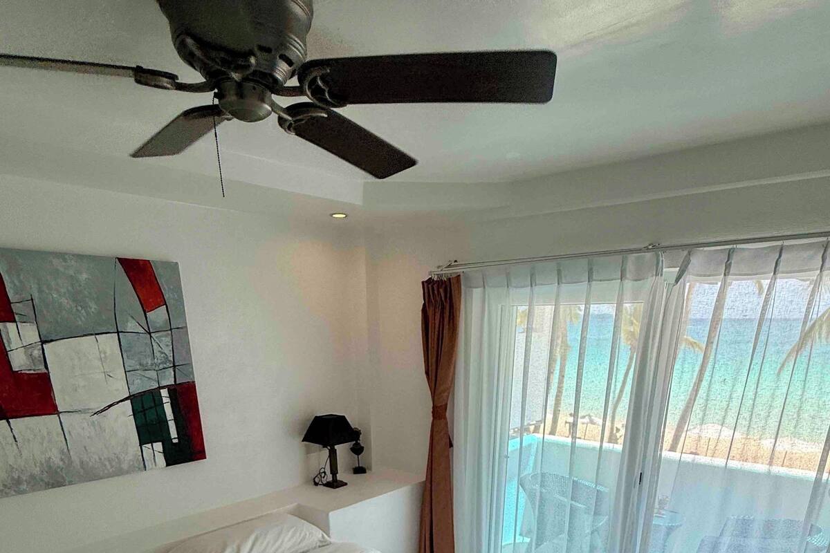 Kamar Deluks, pemandangan samudra | Minibar, brankas, tirai kedap cahaya, dan seprai linen