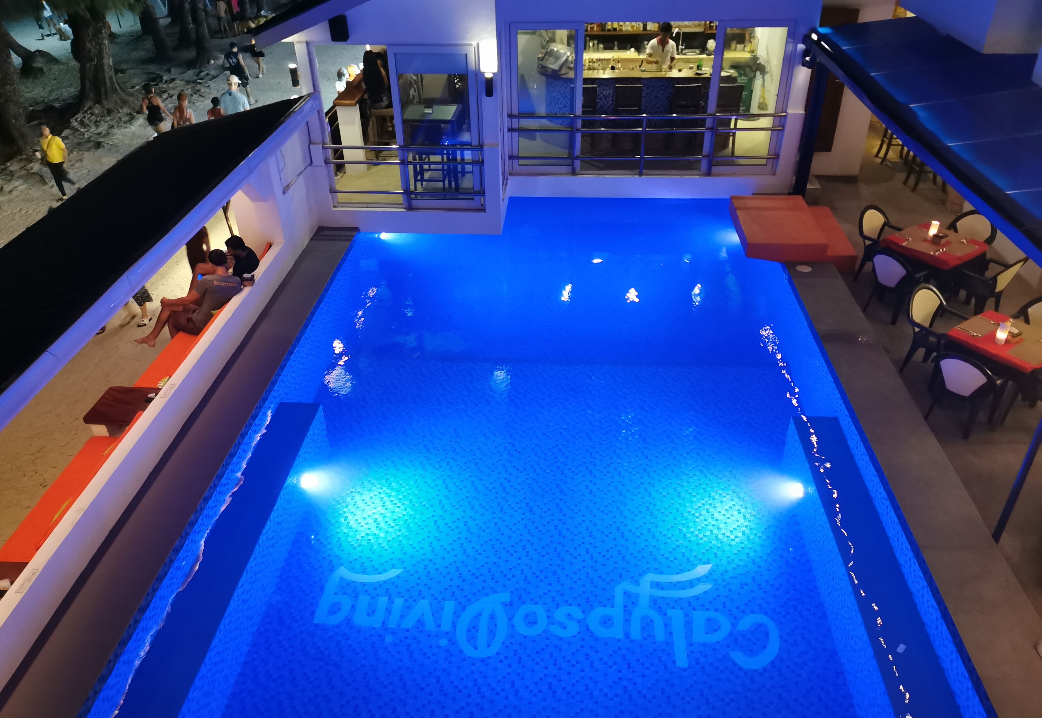 outdoor pool, open 7:00 am to 10:00 pm, pool loungers