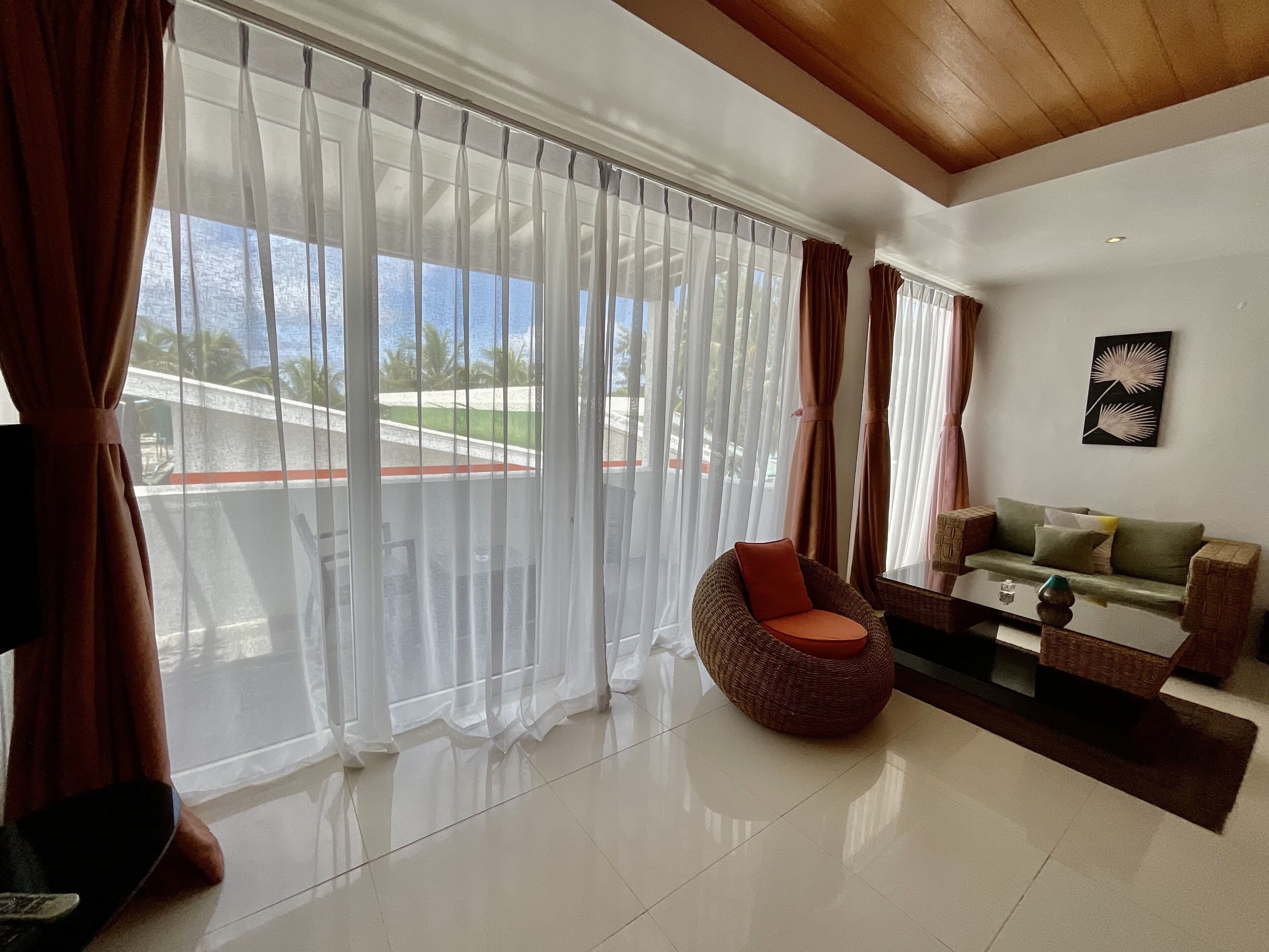triple room | living area | 80-cm tv with cable channels