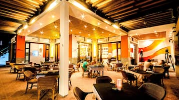 Se sirven desayunos, comidas y cocina italiana con vista a la playa