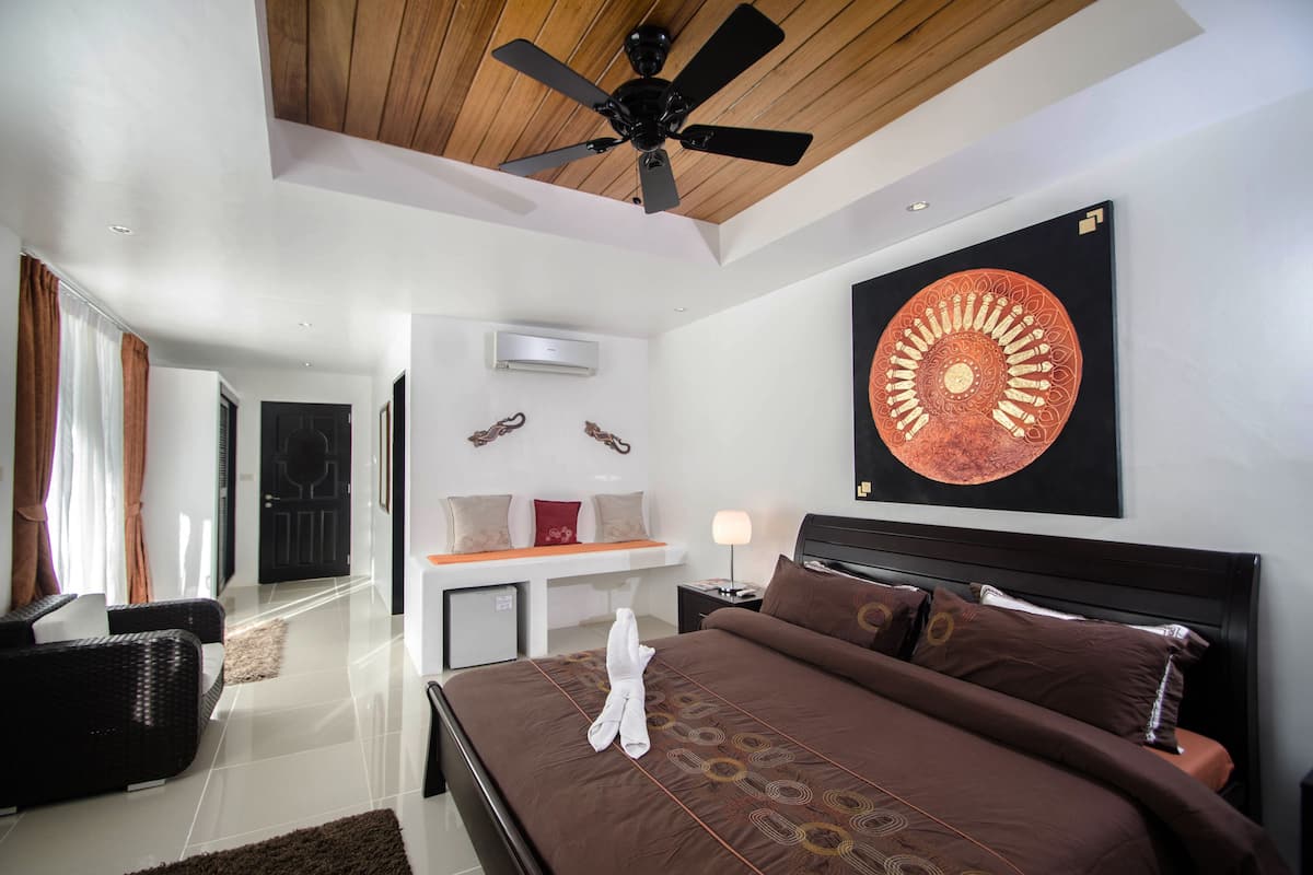 Deluxe Premiere Ocean View Room | Minibar, in-room safe, blackout drapes, bed sheets