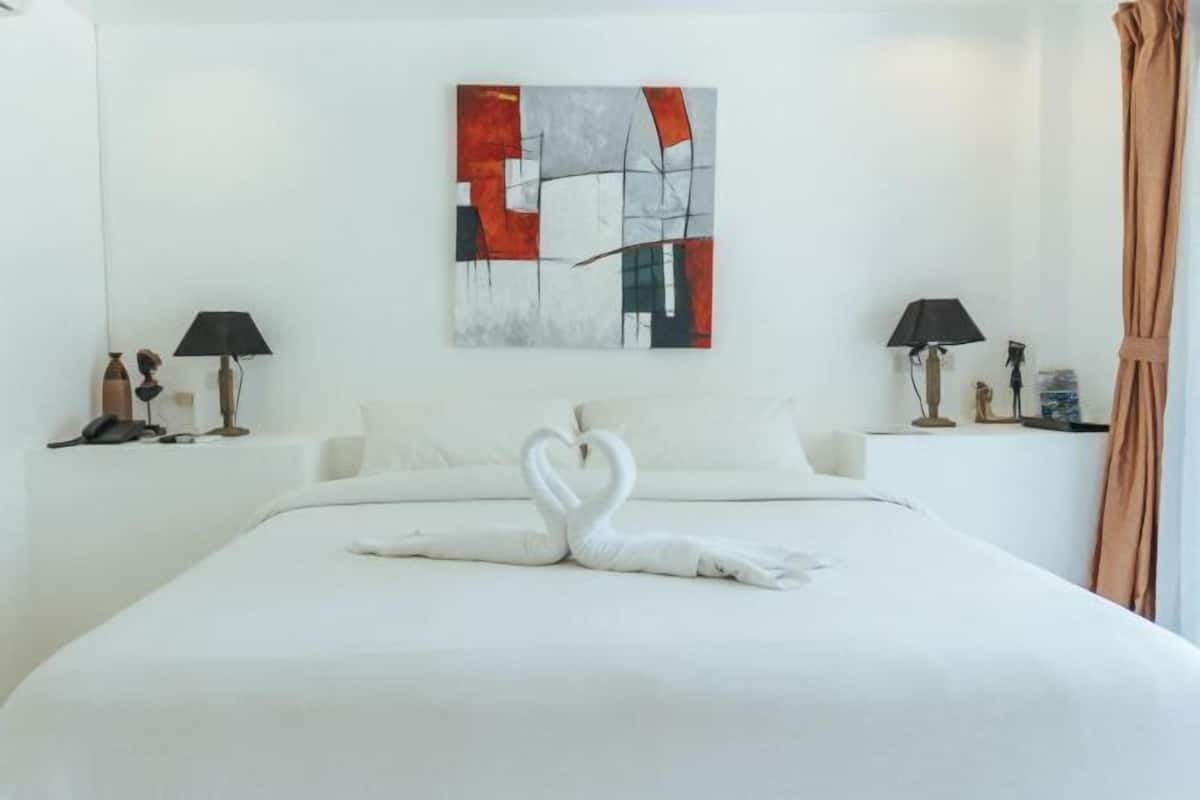Minibar, in-room safe, blackout drapes, bed sheets