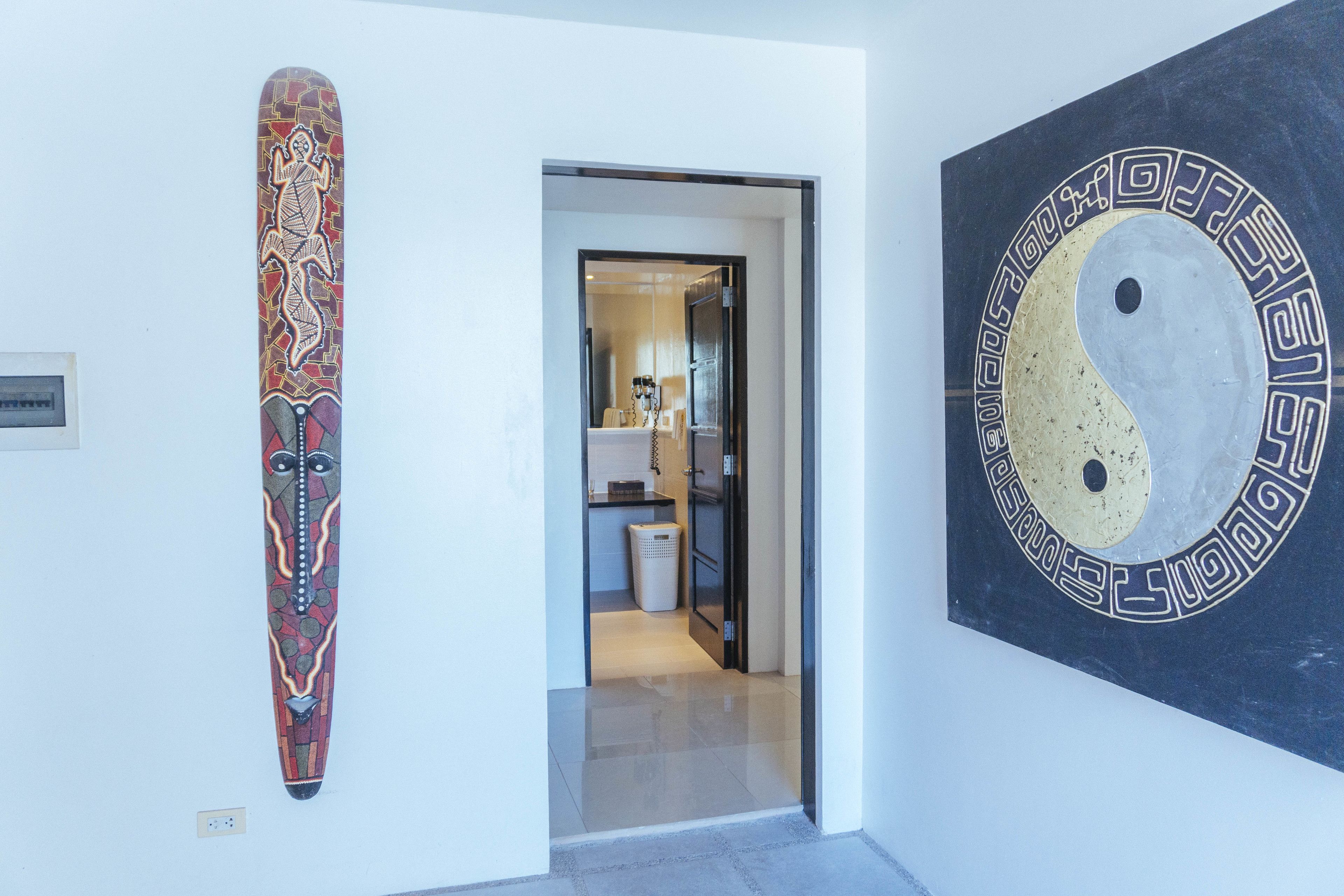 deluxe king suite room | minibar, in-room safe, blackout curtains, bed sheets