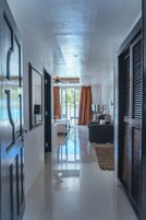 Minibar, caja de seguridad en la habitación y cortinas blackout 