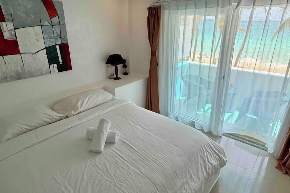 Minibar, brankas, tirai kedap cahaya, dan seprai linen