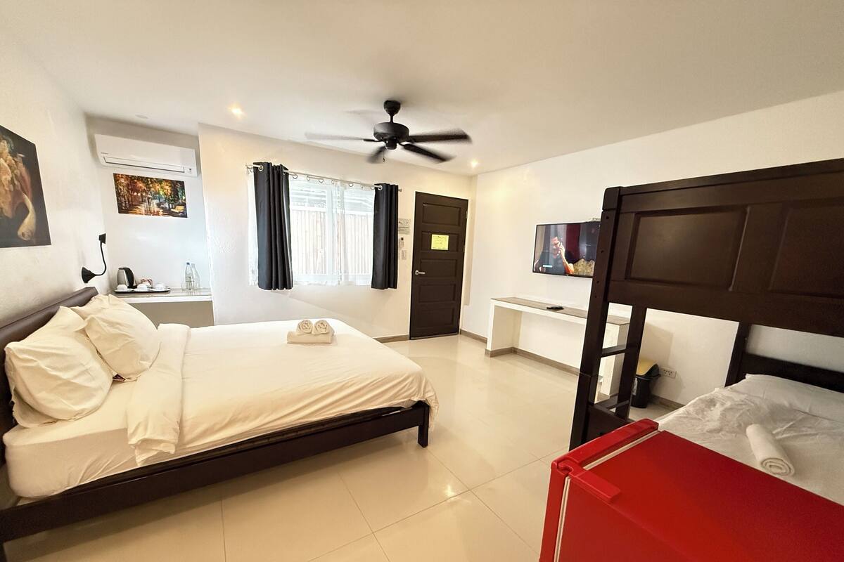 Kamar Keluarga | Minibar, brankas, tirai kedap cahaya, dan seprai linen
