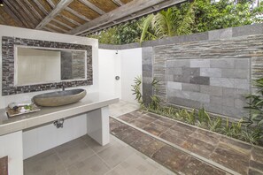 Ducha, artículos de tocador gratuitos, secador de pelo, batas