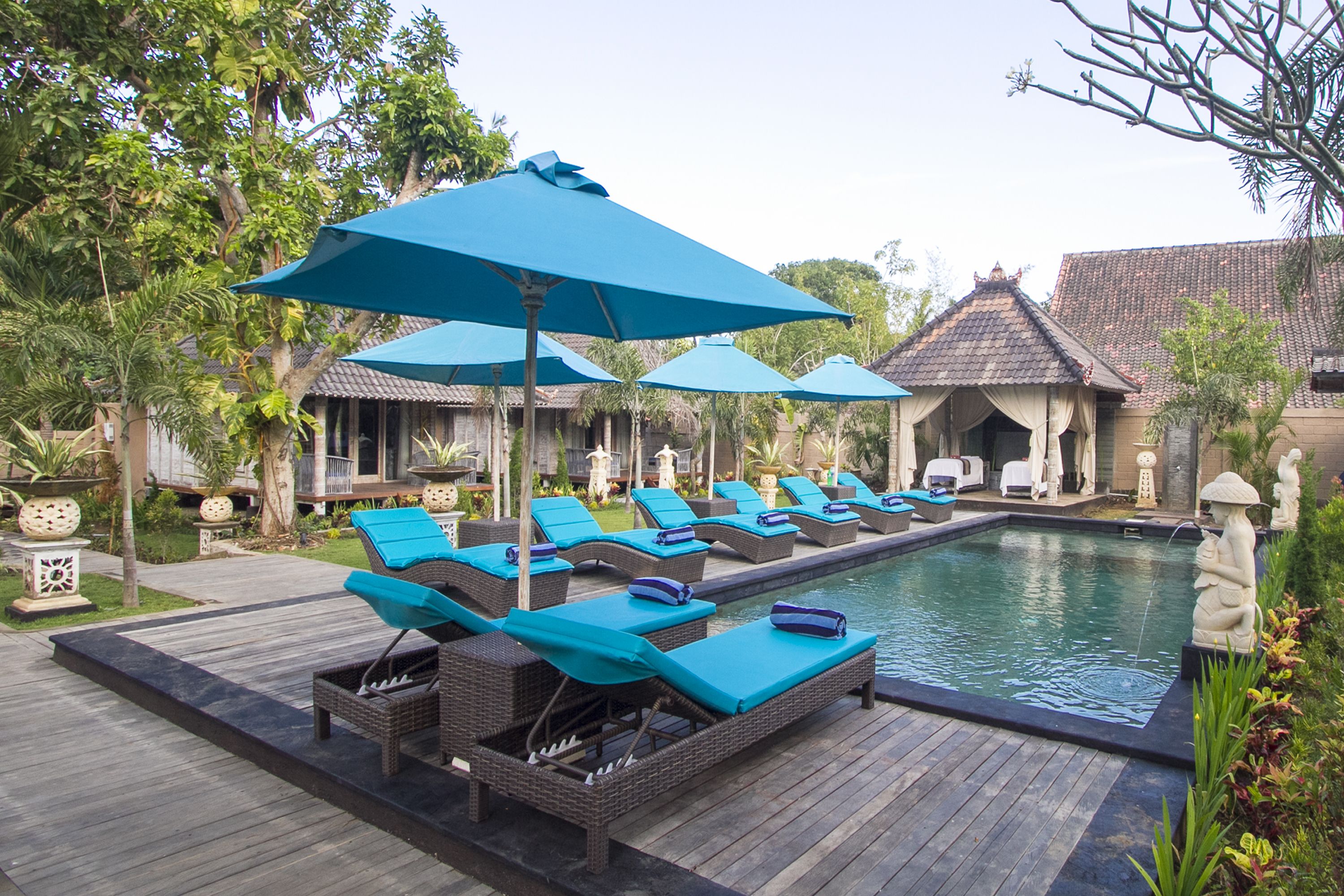 2 outdoor pools, free pool cabanas, pool umbrellas