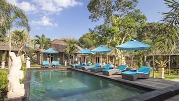 2 outdoor pools, free pool cabanas, pool umbrellas