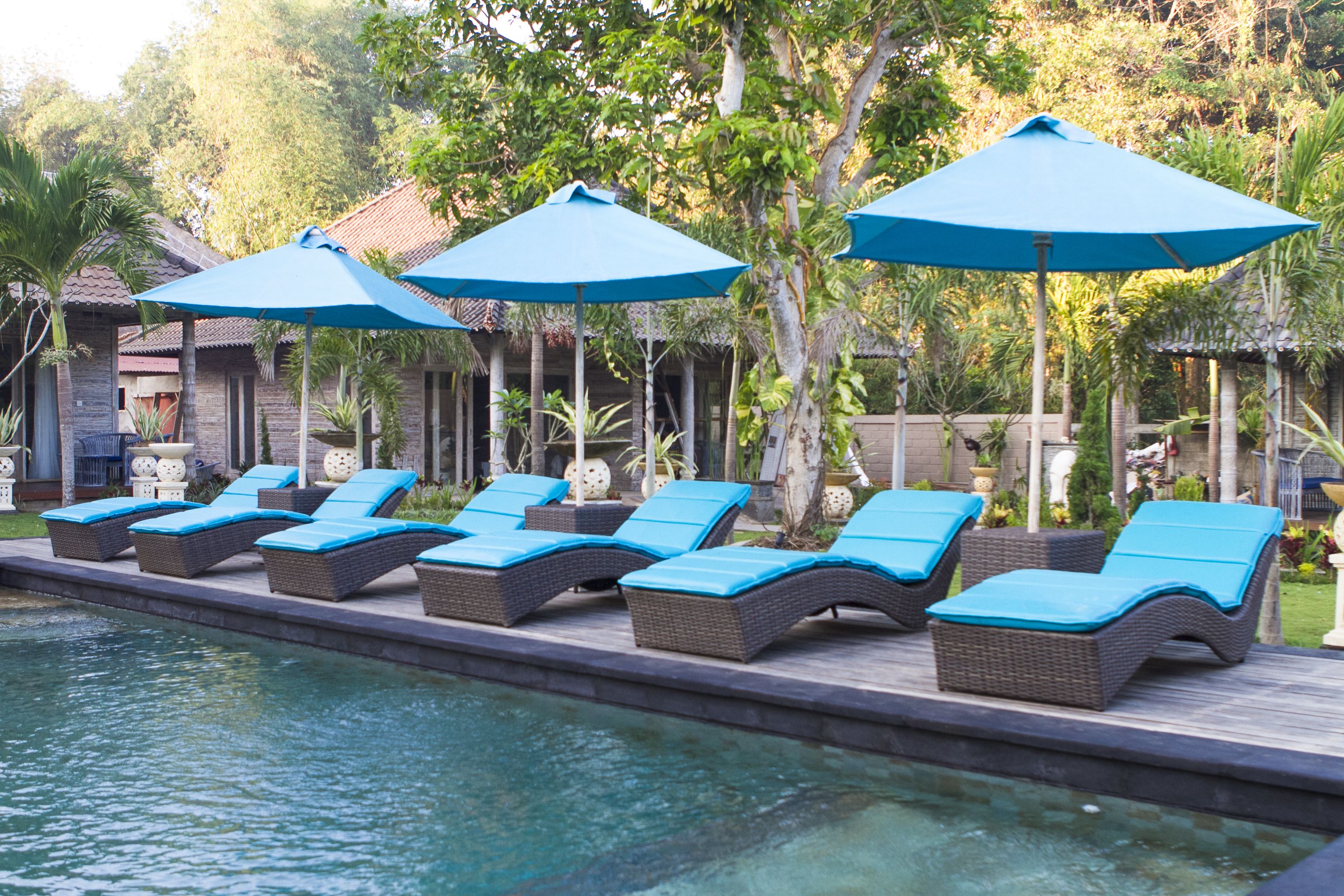 2 outdoor pools, free pool cabanas, pool umbrellas