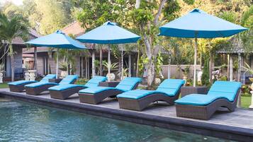 2 outdoor pools, free pool cabanas, pool umbrellas