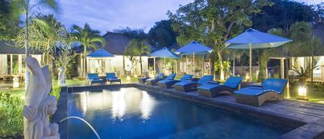 2 piscines extérieures, cabanas gratuites, parasols