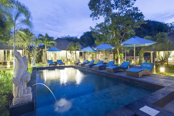 2 piscinas al aire libre, camas de piscina gratis, sombrillas