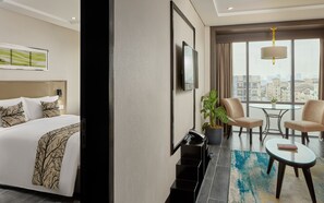 One Bedroom Suite with Living Room | Caja fuerte, decoración individual, mobiliario individual y escritorio