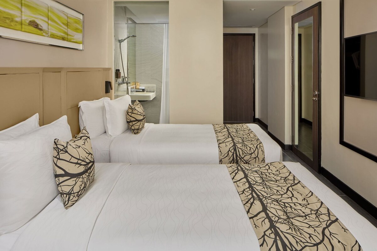 Premier Twin With Rooftop Pool Access