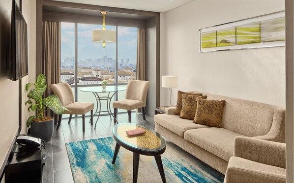 One Bedroom Suite with Living Room | Oleskelualue | 32–tuumainen LCD-televisio, jossa kaapelikanavat