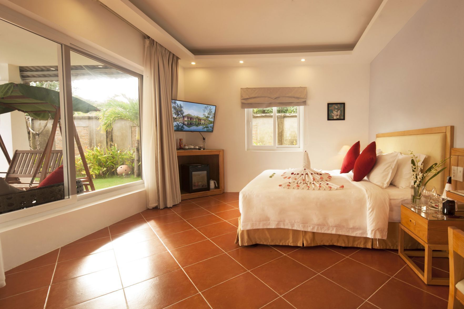 Sengetøy av topp kvalitet, minibar, safe på rommet og skrivebord