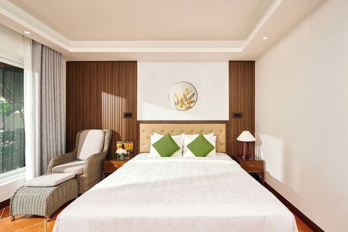 Bungalow, quang cảnh hồ bơi | Bộ đồ giường cao cấp, minibar, két bảo mật tại phòng, bàn 