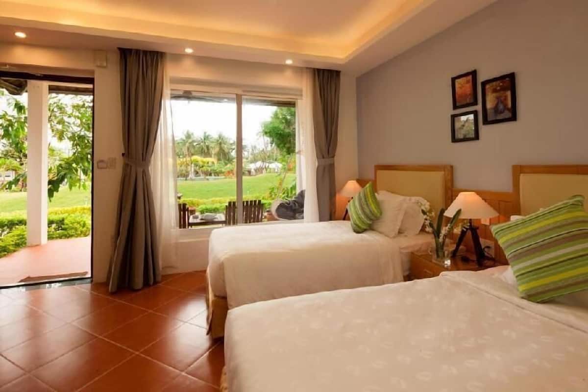 Bộ đồ giường cao cấp, minibar, két bảo mật tại phòng, bàn 