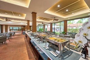 Free daily buffet breakfast