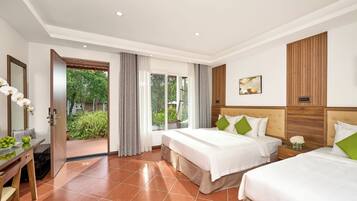 Bungalow - udsigt til pool (Triple) | Premium-sengetøj, minibar, pengeskab på værelset, skrivebord