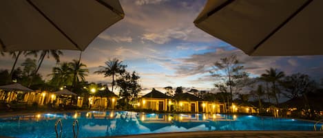 Outdoor pool, pool loungers
