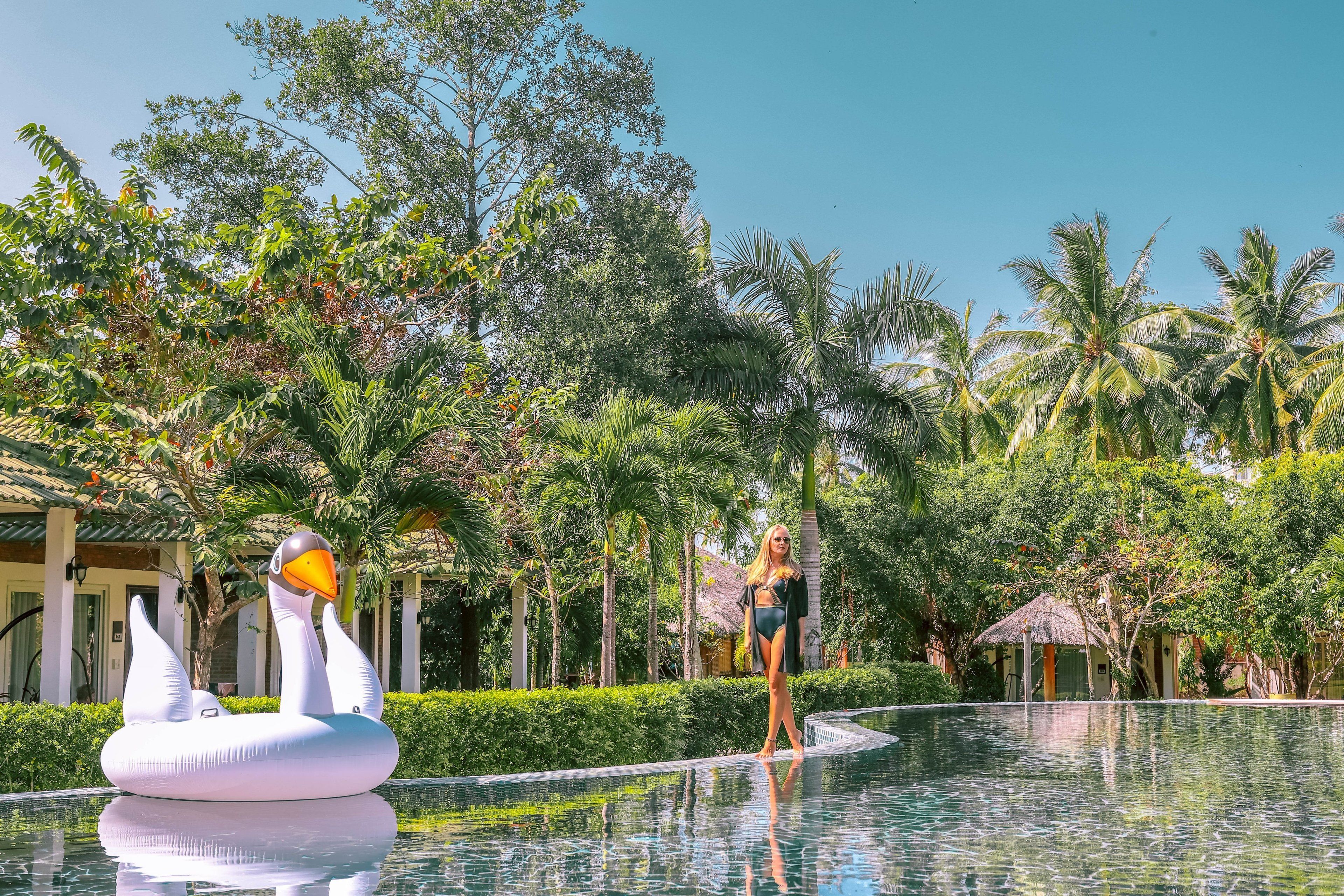 室外游泳池，提供日光浴躺椅