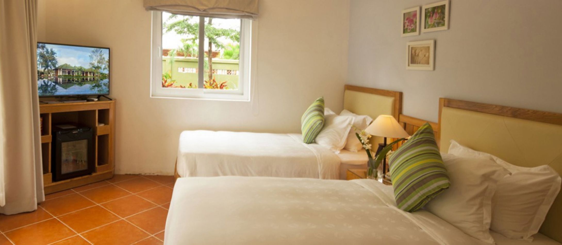 Sengetøy av topp kvalitet, minibar, safe på rommet og skrivebord