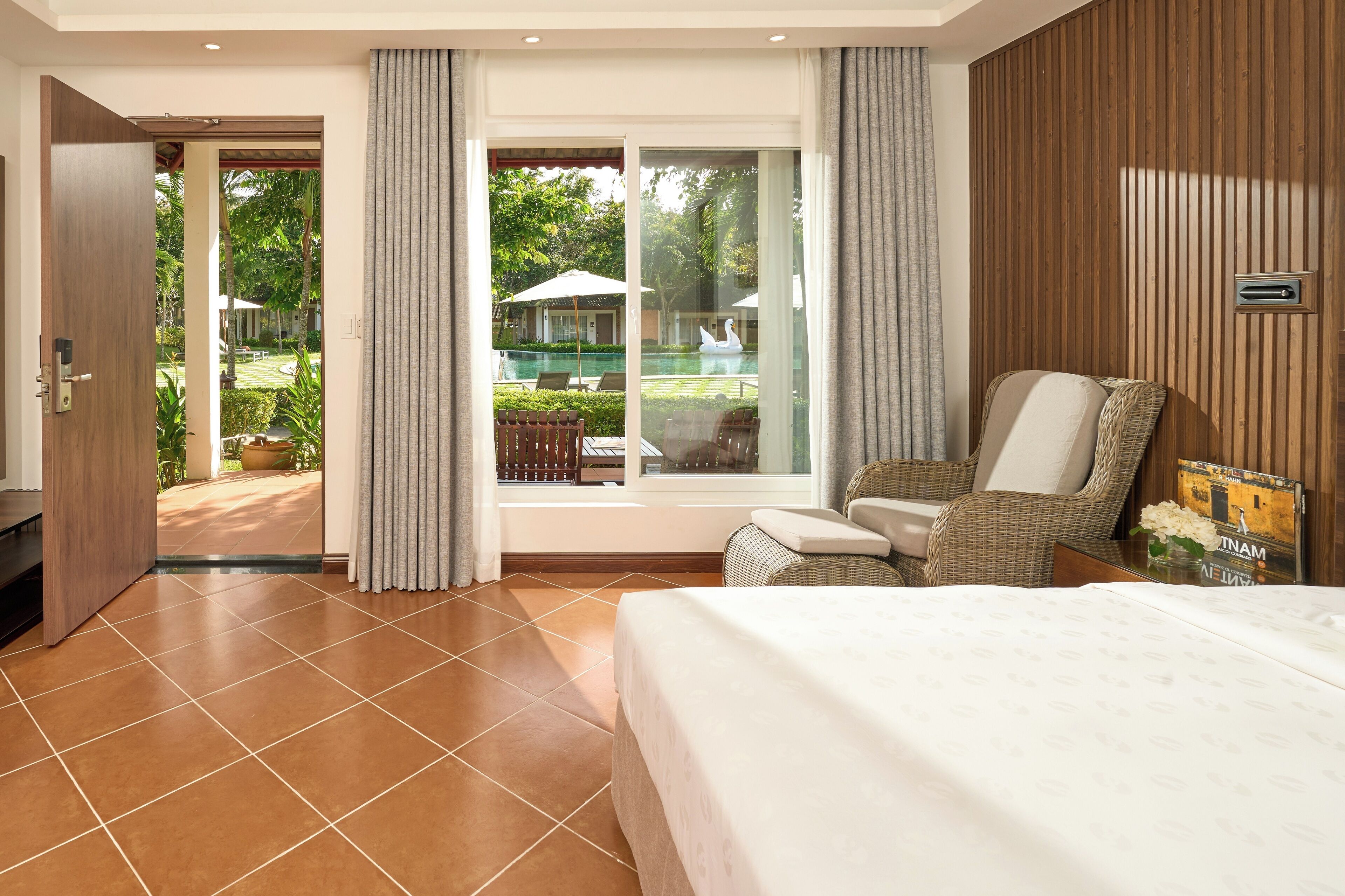 bungalow, pool view | premium bedding, minibar, in-room safe, desk