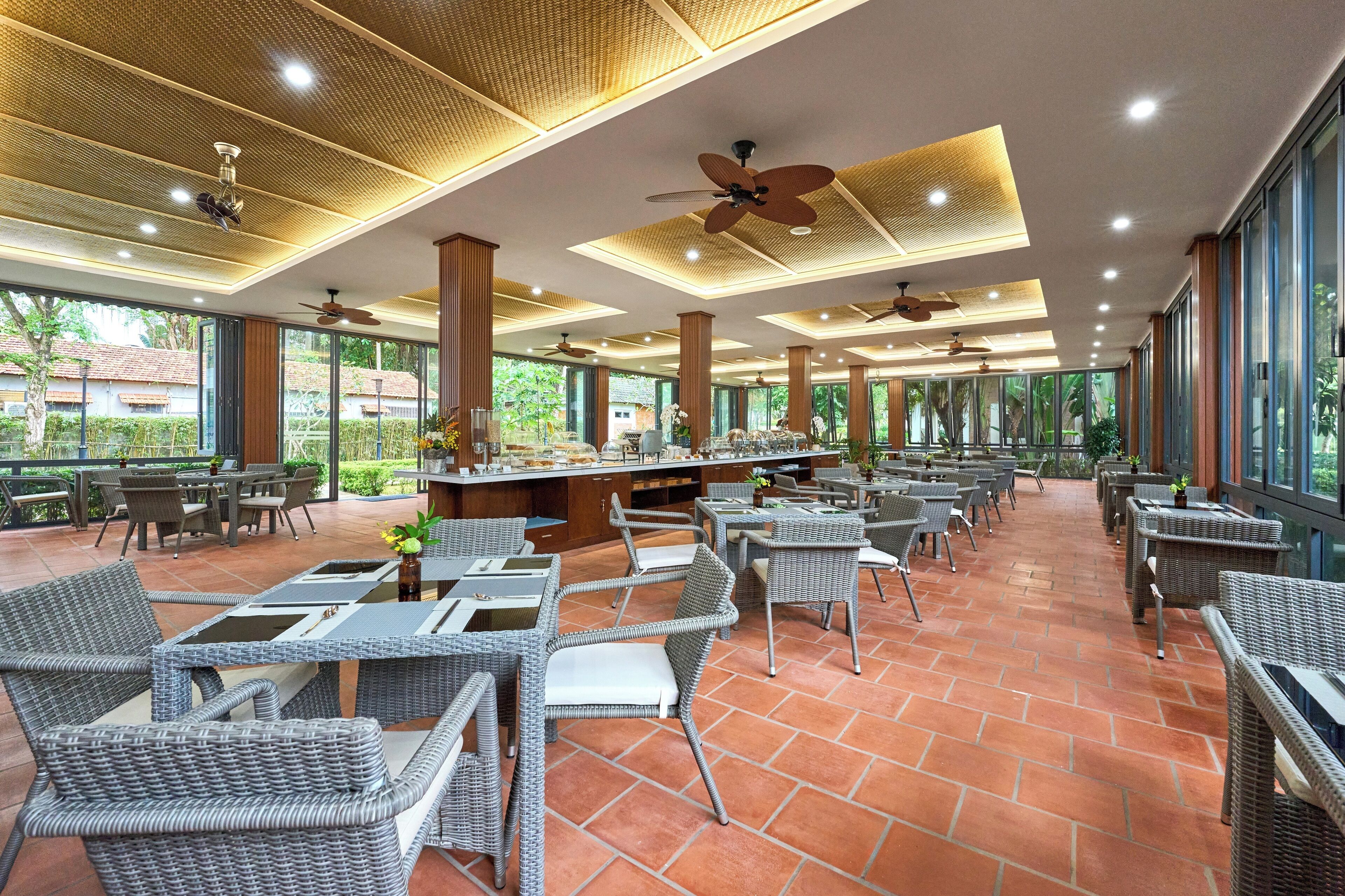 Serveert ontbijt, lunch, diner, internationale gerechten 