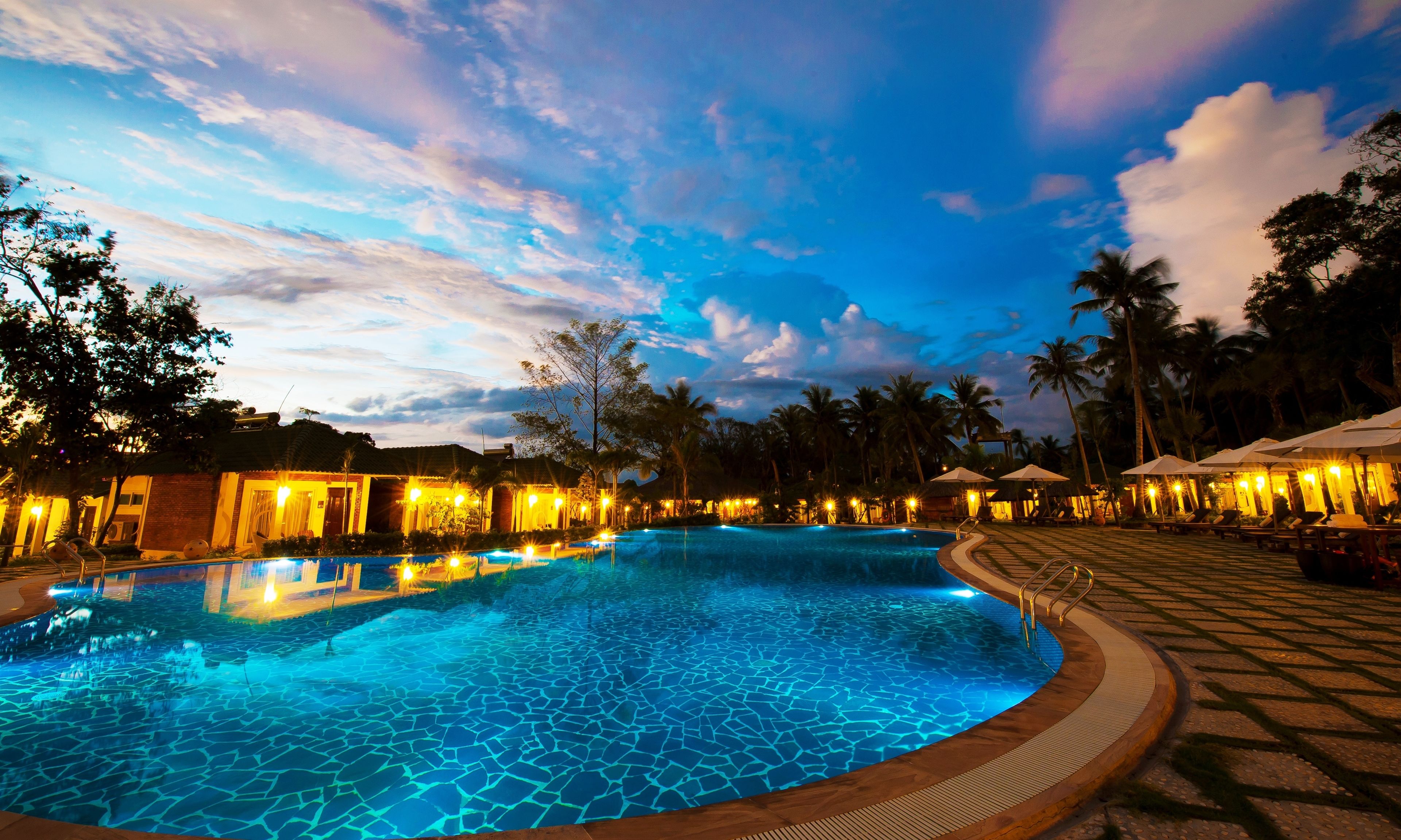 outdoor pool, pool loungers