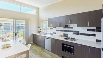 Villa, 3Â Schlafzimmer | Eigene KĂŒche | GroĂer KĂŒhlschrank, Mikrowelle, Herdplatte, GeschirrspĂŒler