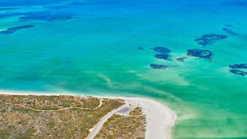 Nära stranden och vit sandstrand