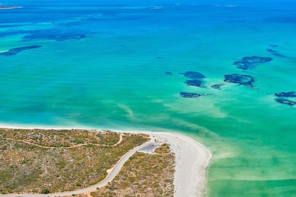 Pantai di sekitar dan pasir putih
