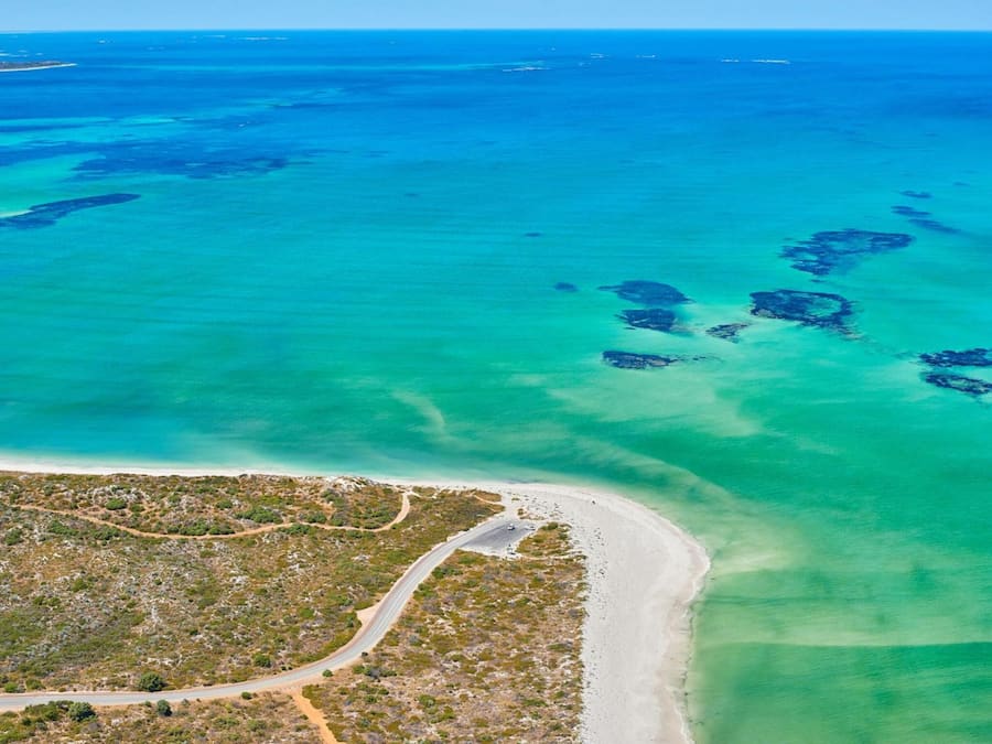 Playa en los alrededores y playa de arena blanca